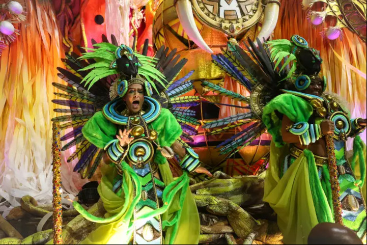 Mulher raivosa é presa mordendo foliões no Sambódromo. Números do carnaval no Rio.
