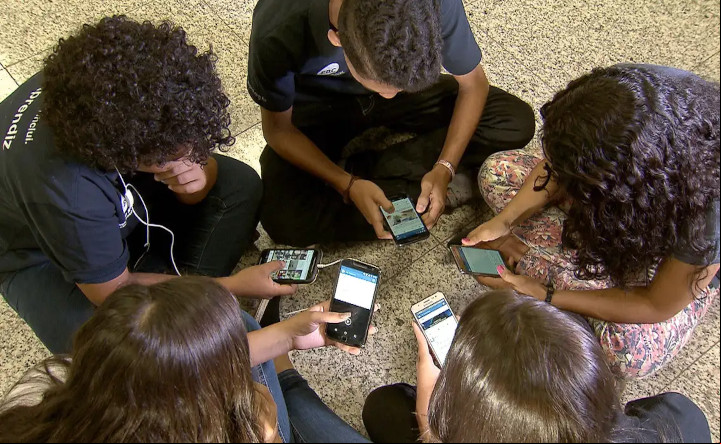 Celular é proibido nas escolas do Brasil, mas família precisa ajudar